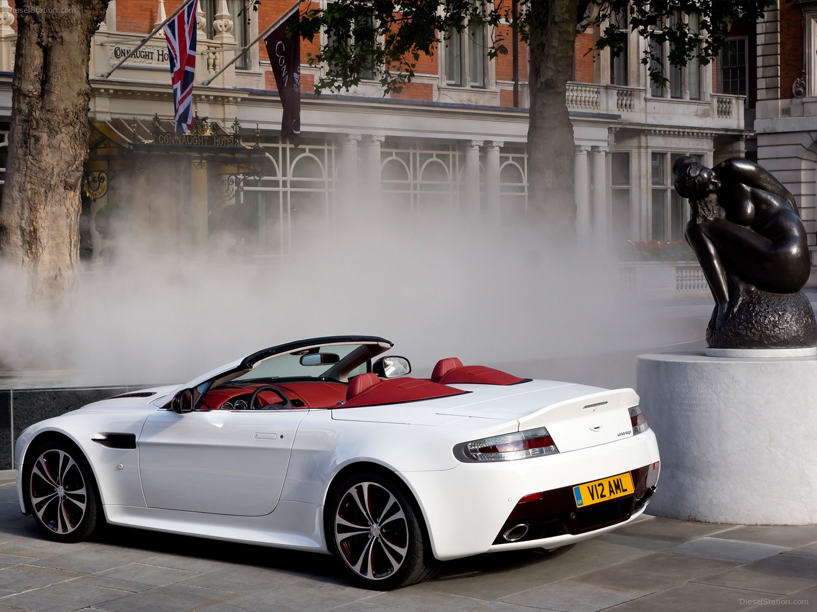 Aston Martin V12 Vantage Roadster 2013